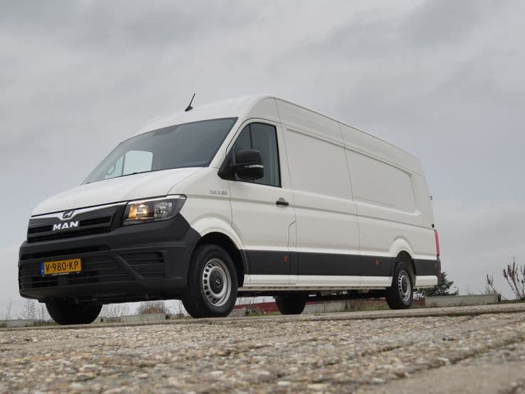 Featured image for Chiller Van Hire in Dubai Features Costs & Booking Tips - Dubai Chiller Transport blog article about refrigerated transport