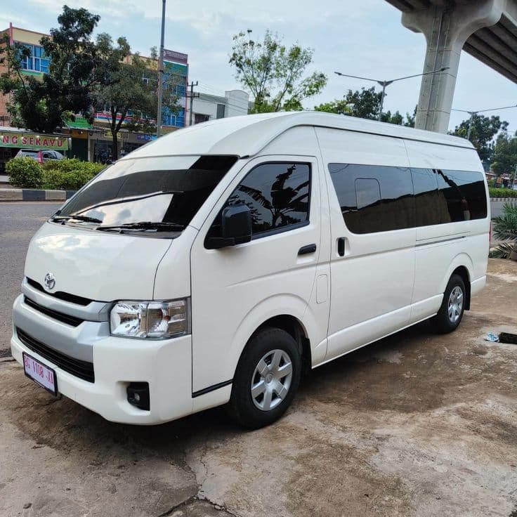 Featured image for When to Choose a Freezer Van for Rent for Long Distance Delivery - Dubai Chiller Transport blog article about refrigerated transport