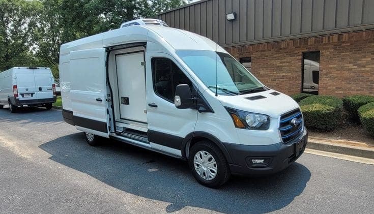 Featured image for On Demand Chiller Van in Dubai for Fresh and Frozen Transport - Dubai Chiller Transport blog article about Instant chiller service Dubai