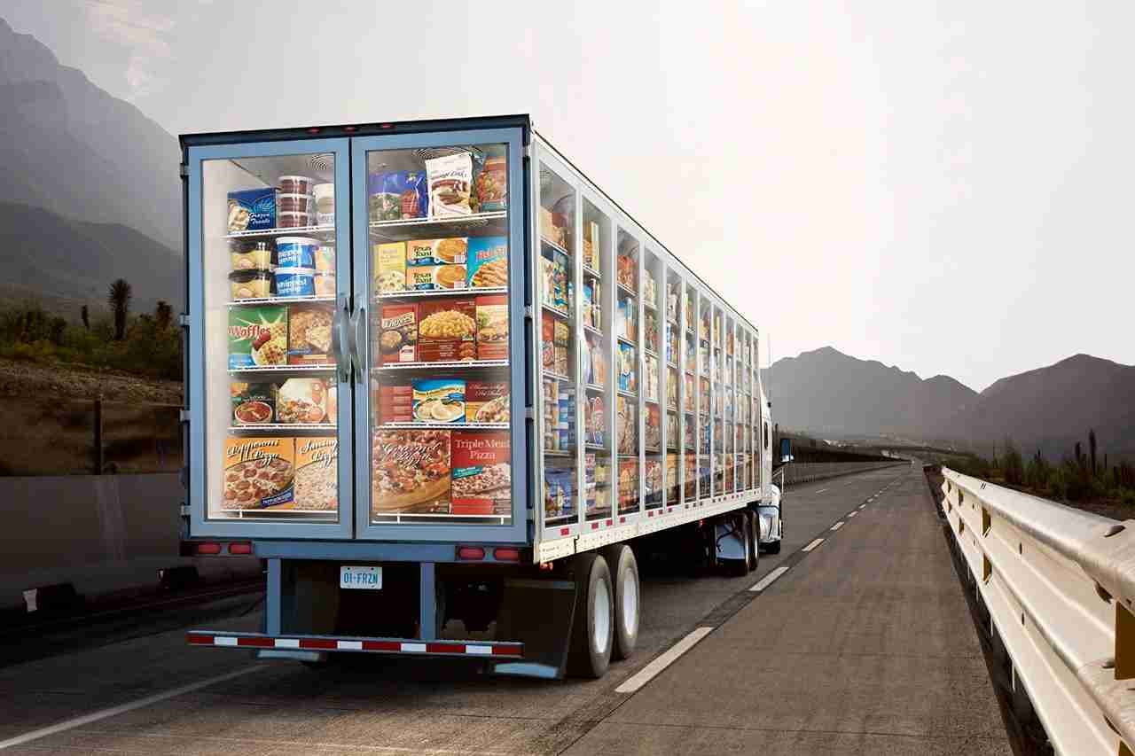 Featured image for Why Renting a Tail Lift Truck Makes Heavy Lifting Easier Than Ever - Dubai Chiller Transport blog article about reefertruck