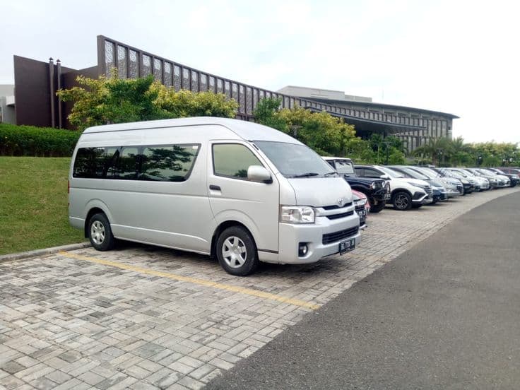 Blog image for Chiller Van Rental Key Features to Look For - Dubai Chiller Transport article about refrigerated transport